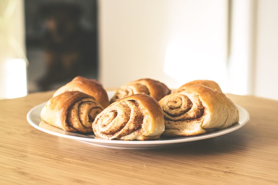 Medialunas rellenas de dulce de leche