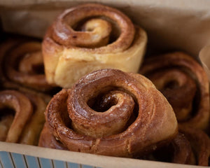 Medialunas rellenas de dulce de leche